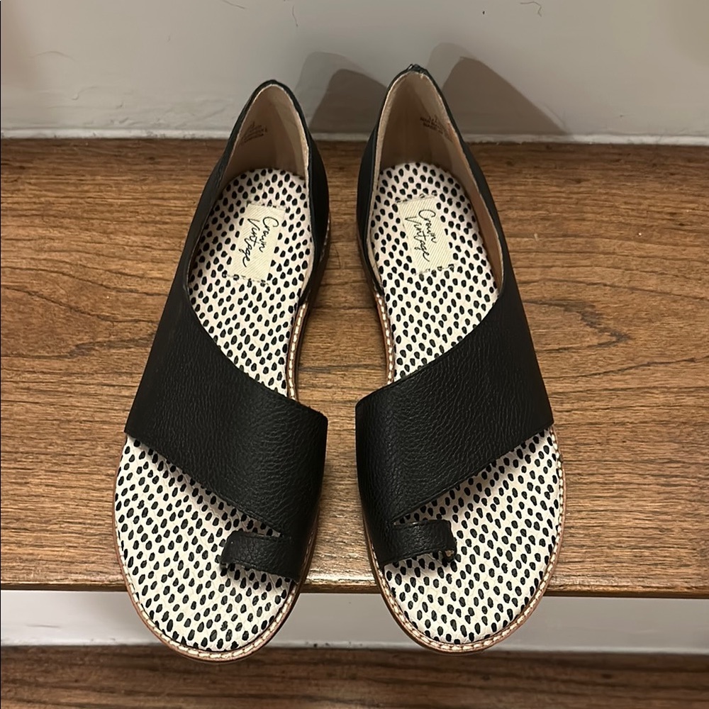 Black Sandals with Chic Toe Loop Design